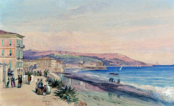 Vue de la baie des Anges et du cap de Nice depuis la promenade des Anglais.